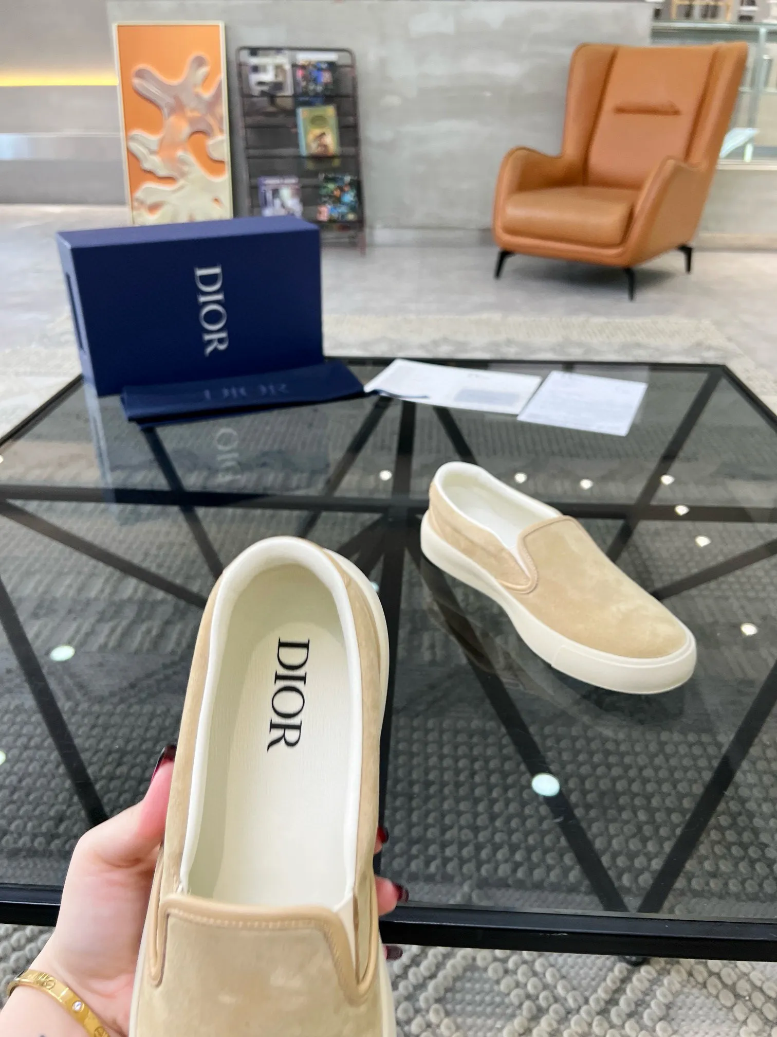 Factory price: 380💰D 🔍Top purchasing agent🇮🇹 Dior's super popular sneakers, popular sneakers, new products are synchronized with the counters. The uppers are imported cowhide from Italy. It is perfectly reproduced with complex craftsmanship that is a must-have for fashionistas. Imported soft water-dyed cowhide lining and foot pads Sole: The original sole is specially provided by the original factory, the exclusive movable molded sole is super comfortable, the original factory follows the order, 🔍🔍high quality, you can enter and exit the counter at will, welcome to compare, the code number is 39-44 (38 45 can be ordered)